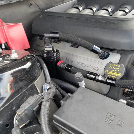 UPR 11-14 Mustang GT Válvula única Plug N Play Separador de latas de captura de aceite negro