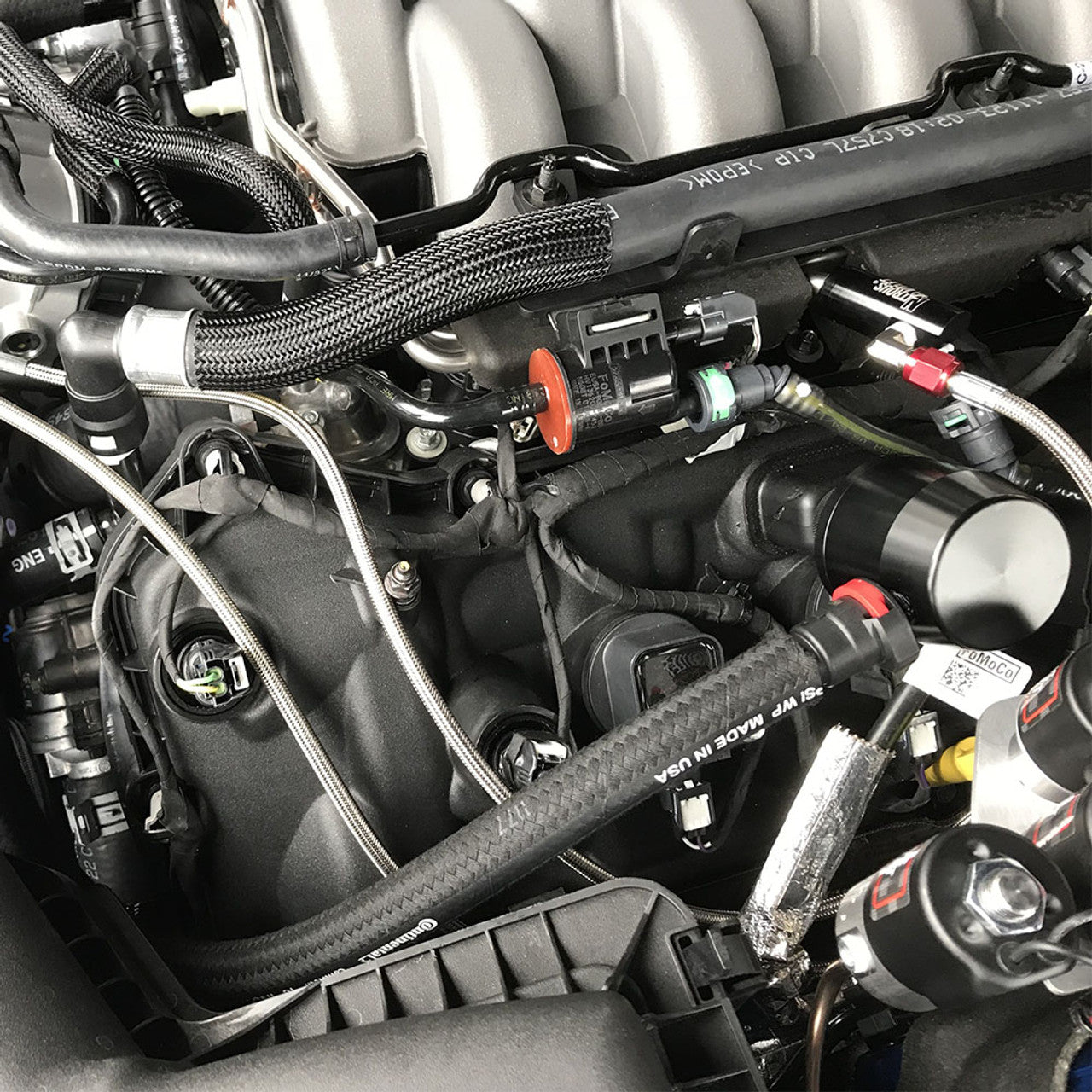 Separador de lata de captura de aceite de válvula única Mustang GT 2018+ con separador del lado limpio del conductor - Plug N Play