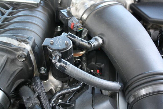 J&amp;L 11-17 Ford Mustang GT (con Roush/VMP Supercharger) Separador de aceite del lado del conductor 3.0 - Negro anodizado
