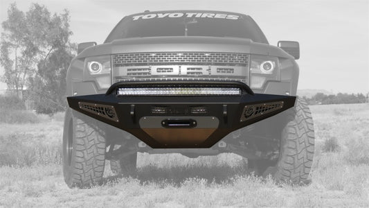 Addictive Desert Designs 10-14 Ford F-150 Raptor HoneyBadger Parachoques delantero con soporte de cabrestante