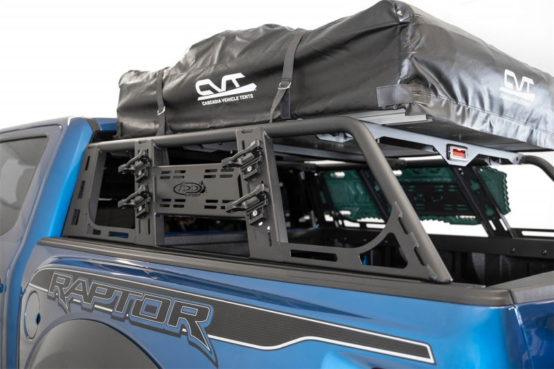 Addictive Desert Designs 2015+ Ford F-150 Overlander Chase Rack con tercera luz de freno - Hammer Black