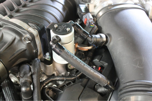 J&amp;L 11-17 Ford Mustang GT (w/Roush/VMP Supercharger) Separador de aceite del lado del conductor 3.0 - Anodizado transparente