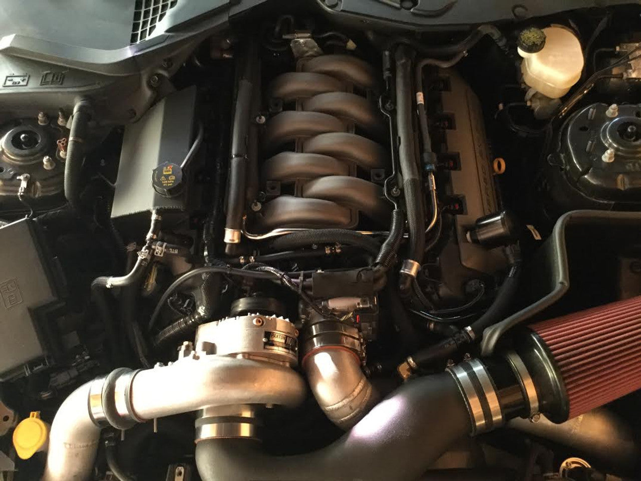 UPR 15-22 Mustang GT Válvula única Plug N Play Paxton Vortech Lata de captura de aceite