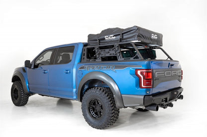 Addictive Desert Designs 2015+ Ford F-150 Overlander Chase Rack con tercera luz de freno - Hammer Black