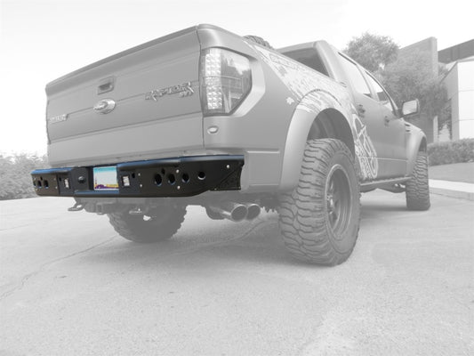 Addictive Desert Designs 10-14 Ford F-150 Raptor Venom Parachoques trasero con recortes para sensor de respaldo