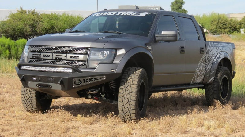 Addictive Desert Designs 10-14 Ford F-150 Raptor HoneyBadger Parachoques delantero con soporte de cabrestante