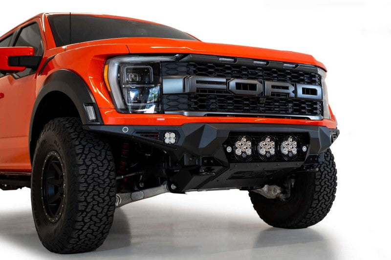 Addictive Desert Designs Parachoques delantero Ford Raptor Bomber 2021+ con 3 soportes de luz Baja Designs LP6