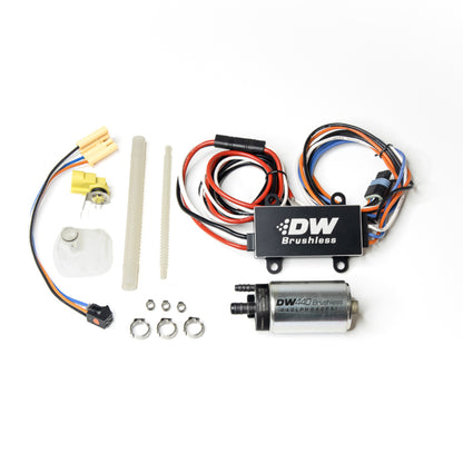 DeatschWerks DW440 440lph Bomba de combustible sin escobillas con controlador PWM y kit de instalación 11-14 Ford Mustang GT